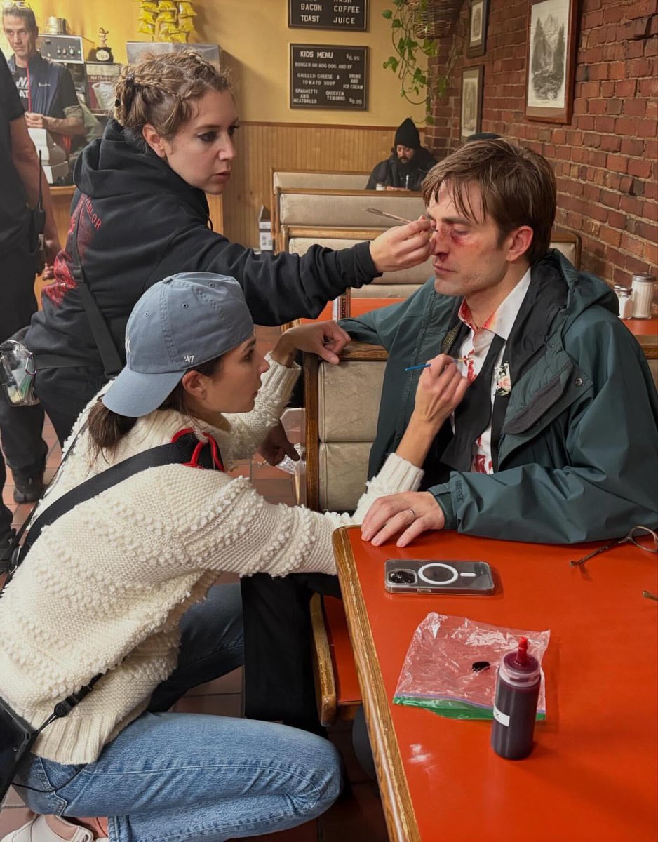 Robert Pattinson AU 🦇 tweet media