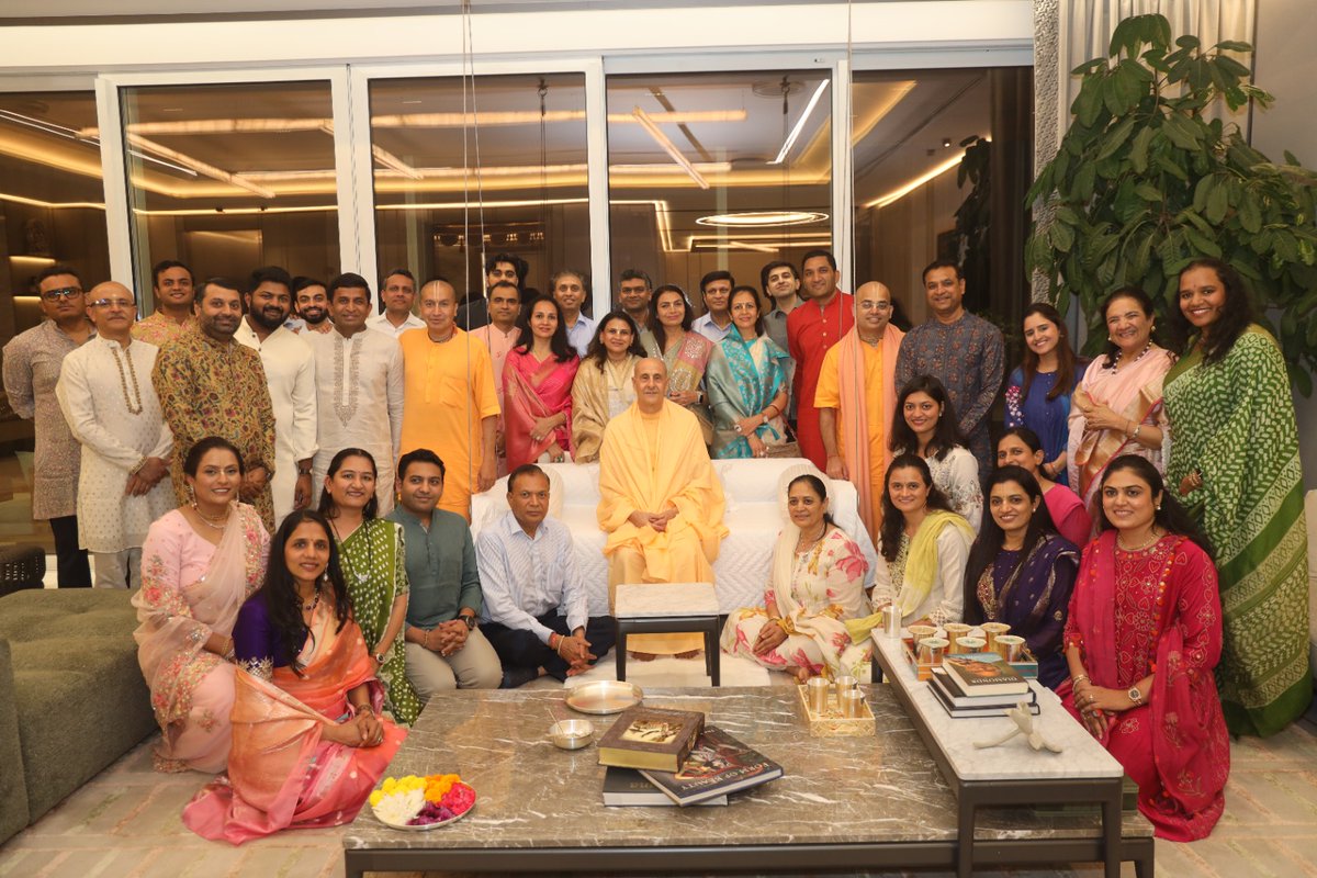 GaurangaDas's tweet image. Very grateful to Shailesh ji and Jalpa ji for inviting HH @radhanathswami Maharaja and all the devotees to their home and organizing a wonderful Satsang program for all.
#gaurangadas #iskcon #monkforaction