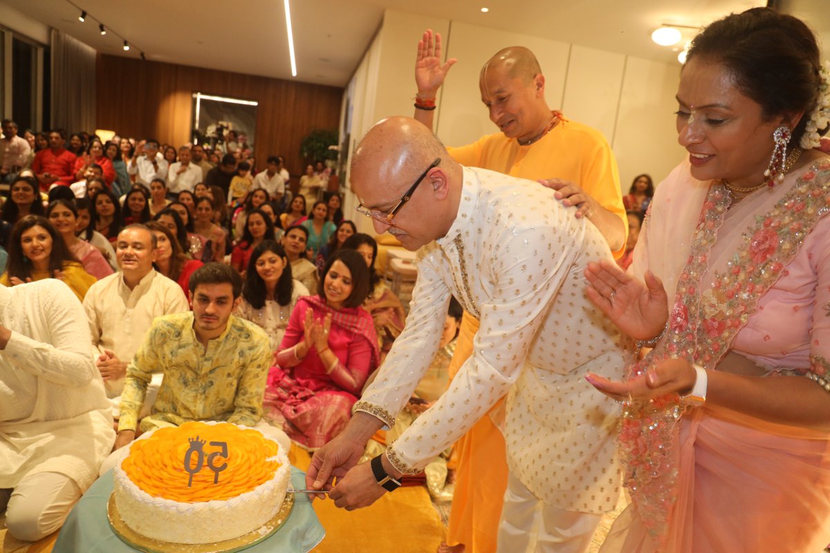 GaurangaDas's tweet image. Very grateful to Shailesh ji and Jalpa ji for inviting HH @radhanathswami Maharaja and all the devotees to their home and organizing a wonderful Satsang program for all.
#gaurangadas #iskcon #monkforaction