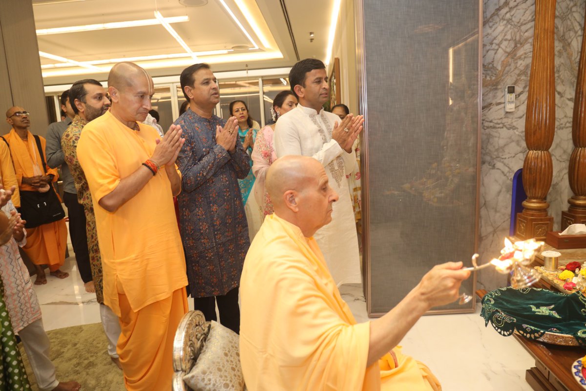 GaurangaDas's tweet image. Very grateful to Shailesh ji and Jalpa ji for inviting HH @radhanathswami Maharaja and all the devotees to their home and organizing a wonderful Satsang program for all.
#gaurangadas #iskcon #monkforaction