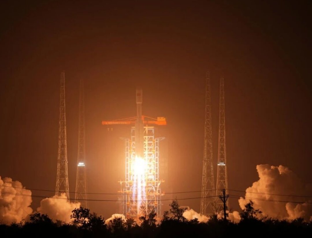 HainanToday's tweet image. Last night, Long March-8 blasted off from Hainan Commercial Space Launch Site, successfully sending 18 networking satellites into the preset orbits for the 7th batch of the Qianfan Constellation. A perfect launch! #HainanFTP #rocketlaunch