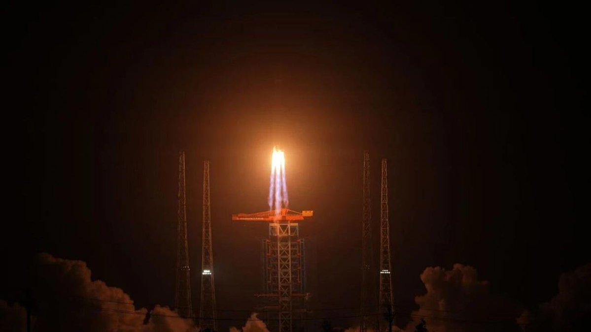 HainanToday's tweet image. Last night, Long March-8 blasted off from Hainan Commercial Space Launch Site, successfully sending 18 networking satellites into the preset orbits for the 7th batch of the Qianfan Constellation. A perfect launch! #HainanFTP #rocketlaunch