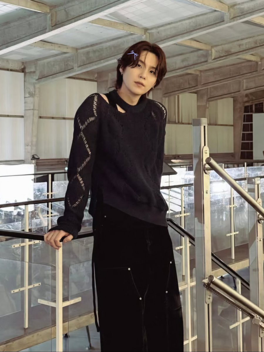 bow in yoongi's hair ୨୧ tweet media