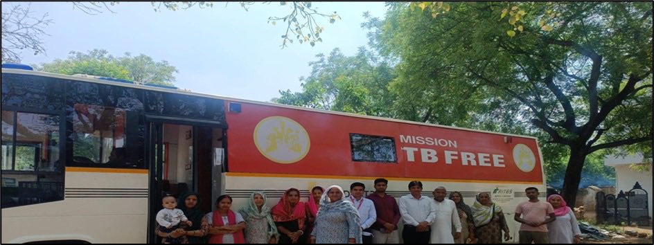 MoHFW_INDIA's tweet photo. Ni-kshay Vahans are driving the 100 Day campaign of the #TBMuktBharat Abhiyaan forward in Haryana—bringing Ayushman Arogya Shivirs to every corner, from Gaon Gaon, Sheher Sheher.
With strong Janbhagidari, these Shivirs are reaching the unreached—screening for TB using handheld X-ray machines, along with blood sugar, haemoglobin, BP & more.