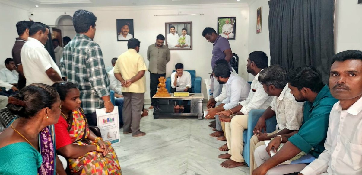 GuruMYSRCP's tweet photo. వివిధ సమస్యల పరిష్కారం కోసం తిరుపతి పార్లమెంటు నియోజకవర్గానికి చెందిన ప్రజలు ఎంపీ మద్దిల గురుమూర్తి గారిని మర్యాదపూర్వకంగా కలిశారు. సమస్యలు తెలుసుకొని వెంటనే పరిష్కరించేందుకు ఎంపీ గురుమూర్తి గారు చర్యలు తీసుకొన్నారు.

#AdminPost #griveances #TirupatiMP #MPTirupati #TeamGuru #MaddilaGurumoorthy