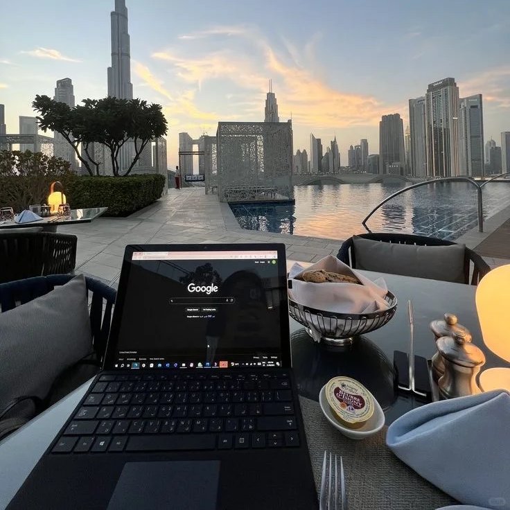 你什么时候开始真正变有钱的？

不是你第一次
一天赚到别人一个月工资的时候。
那一刻，人都会飘。
会兴奋，会发热，会忍不住想证明自己。
想吃顿贵的，想买点好的，
想发个朋友圈，恨不得全世界都知道：

“老子终于翻身了。”
你甚至会突然觉得，
财富自由离自己很近很近。
近到像是已经闻到了海风，