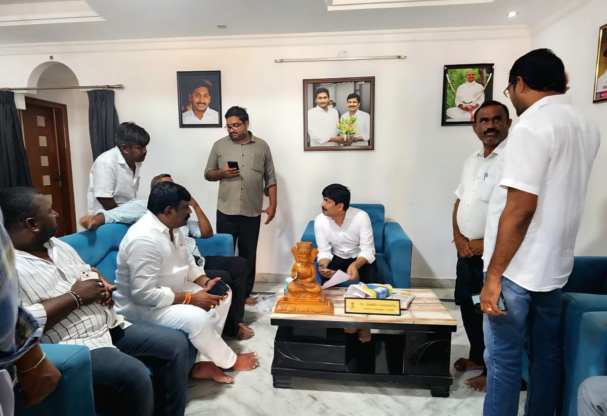 GuruMYSRCP's tweet photo. వివిధ సమస్యల పరిష్కారం కోసం తిరుపతి పార్లమెంటు నియోజకవర్గానికి చెందిన ప్రజలు ఎంపీ మద్దిల గురుమూర్తి గారిని మర్యాదపూర్వకంగా కలిశారు. సమస్యలు తెలుసుకొని వెంటనే పరిష్కరించేందుకు ఎంపీ గురుమూర్తి గారు చర్యలు తీసుకొన్నారు.

#AdminPost #griveances #TirupatiMP #MPTirupati #TeamGuru #MaddilaGurumoorthy