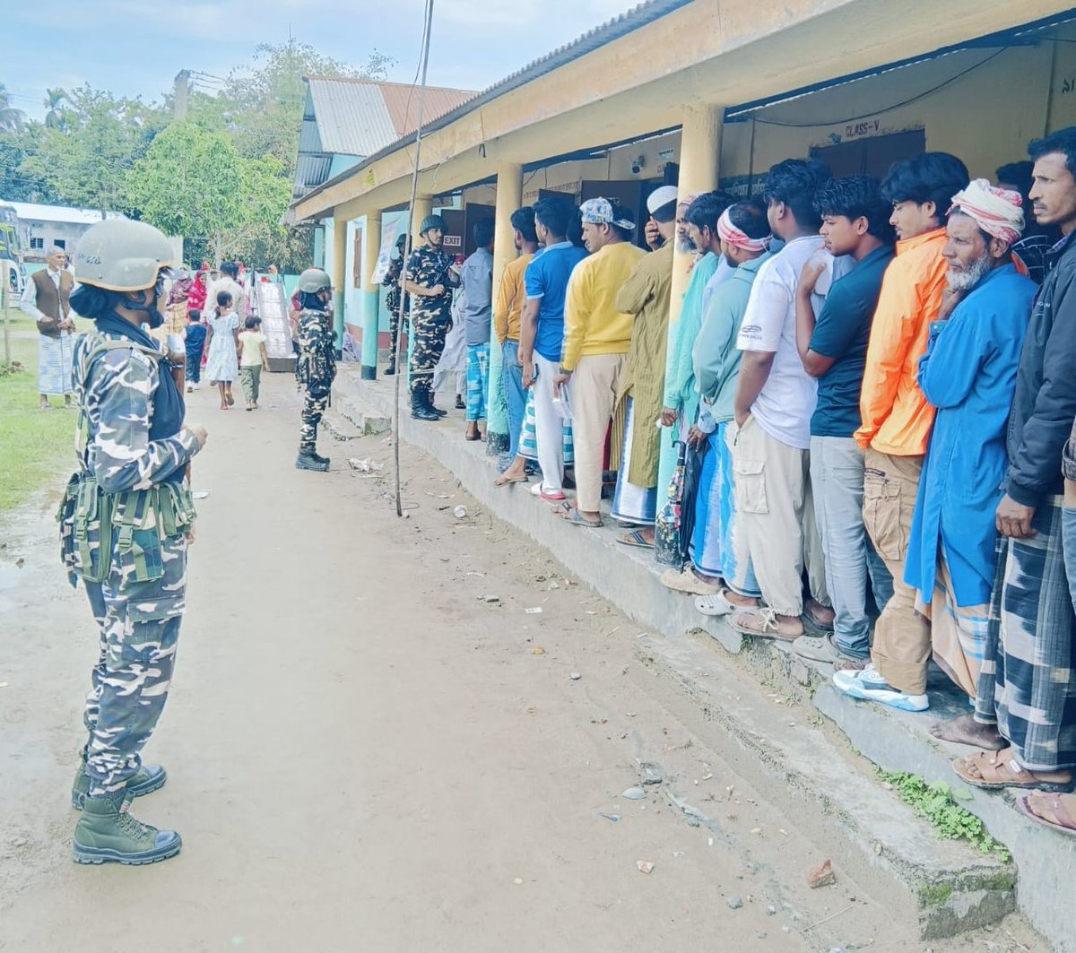 SSB_INDIA's tweet image. Assam | #AssemblyElections2026 🇮🇳

#SSB personnel are actively deployed to ensure a secure, peaceful &amp;amp; transparent polling process through area domination and strict security measures.

With dedicated support to senior citizens and divyang voters, SSB upholds its core values of