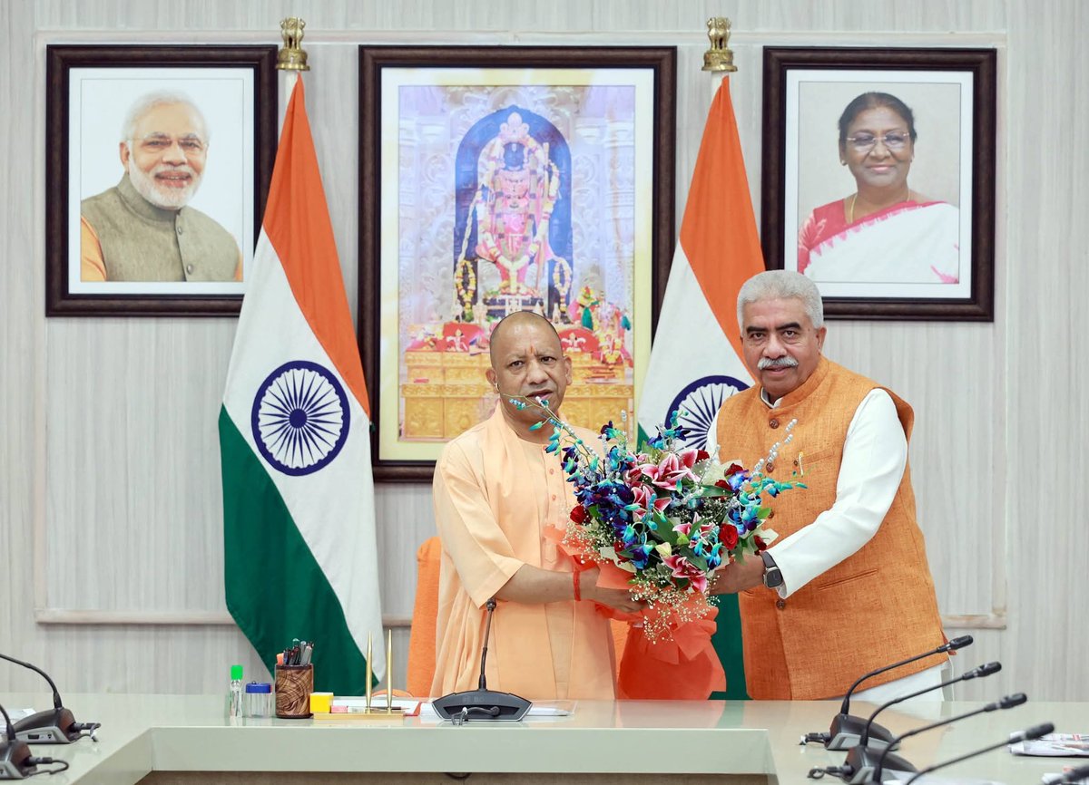 RakeshSachan_'s tweet photo. आज मुख्यमंत्री आवास पर मा० मुख्यमंत्री आदरणीय श्री @myogiadityanath जी के समक्ष हथकरघा एवं वस्त्रोद्योग विभाग द्वारा पावरलूम बुनकरों को विद्युत बिल में छूट प्रदान किए जाने संबंधी प्रस्ताव, मुख्यमंत्री हथकरघा बुनकर समृद्धि योजना तथा उत्तर प्रदेश वस्त्र क्षेत्र प्रोत्साहन....1/2 https://t.co/WYVWrvoLiL