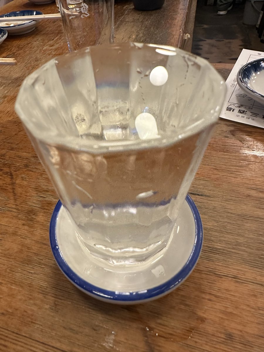 bunya82's tweet photo. 葉桜気味の夜桜もまた良し。うなきもに日本酒を合わせた。 https://t.co/eHGZwlYgIa