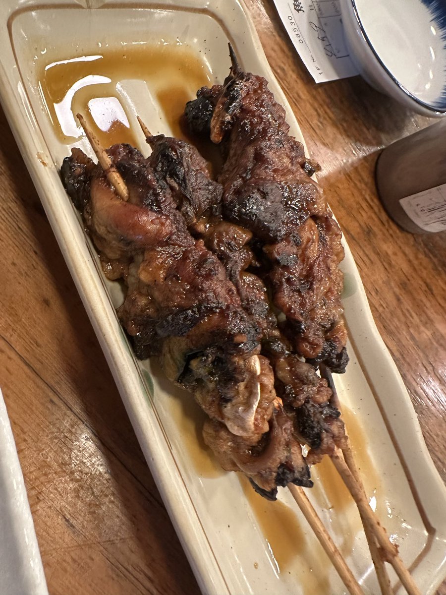 bunya82's tweet photo. 葉桜気味の夜桜もまた良し。うなきもに日本酒を合わせた。 https://t.co/eHGZwlYgIa