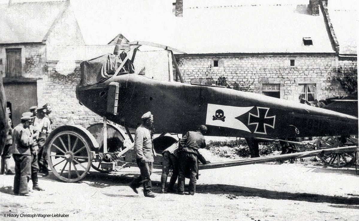 wagn36507's tweet image. Luftfahrtgeschichte &amp;amp; Husarenstolz 💀🛩️💀

Das Flugzeug gehörte Leutnant Ludwig Karl Wilhelm Linck, einem Offizier der Husaren und Luftfahrtpionier.

Diese Fokker E.III trägt die Lanzenfahne des 2. Leib-Husaren-Regiments ein Stolzsymbol seiner Herkunft aus der Kavallerie. 
#WWI