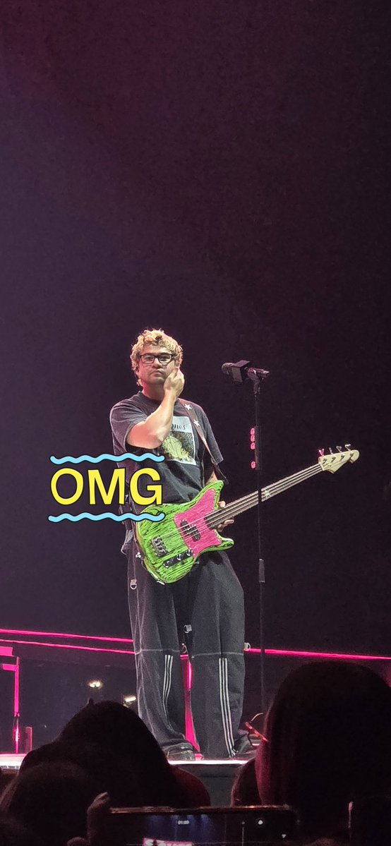 _0UTERSPACE's tweet image. Paris, you was what the actual fuck, and obviously the loudest. 
Thank you again @5SOS 3/4 shows 🇨🇵🩶 #EASParis #ParisIsaStar