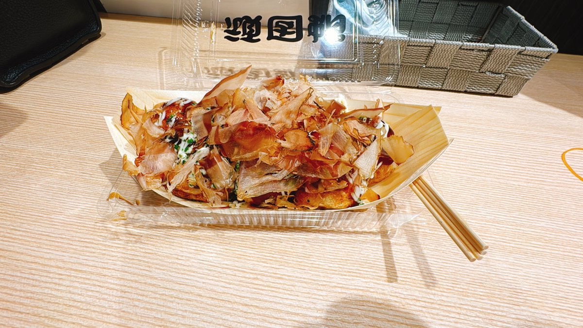 uttixi_0316's tweet image. ちょ～っとお腹すいて
どうせならここでってんで
久しぶりに食す
🐙🥢(^o^)たこ焼きぃ
#桜井和寿
#Sign