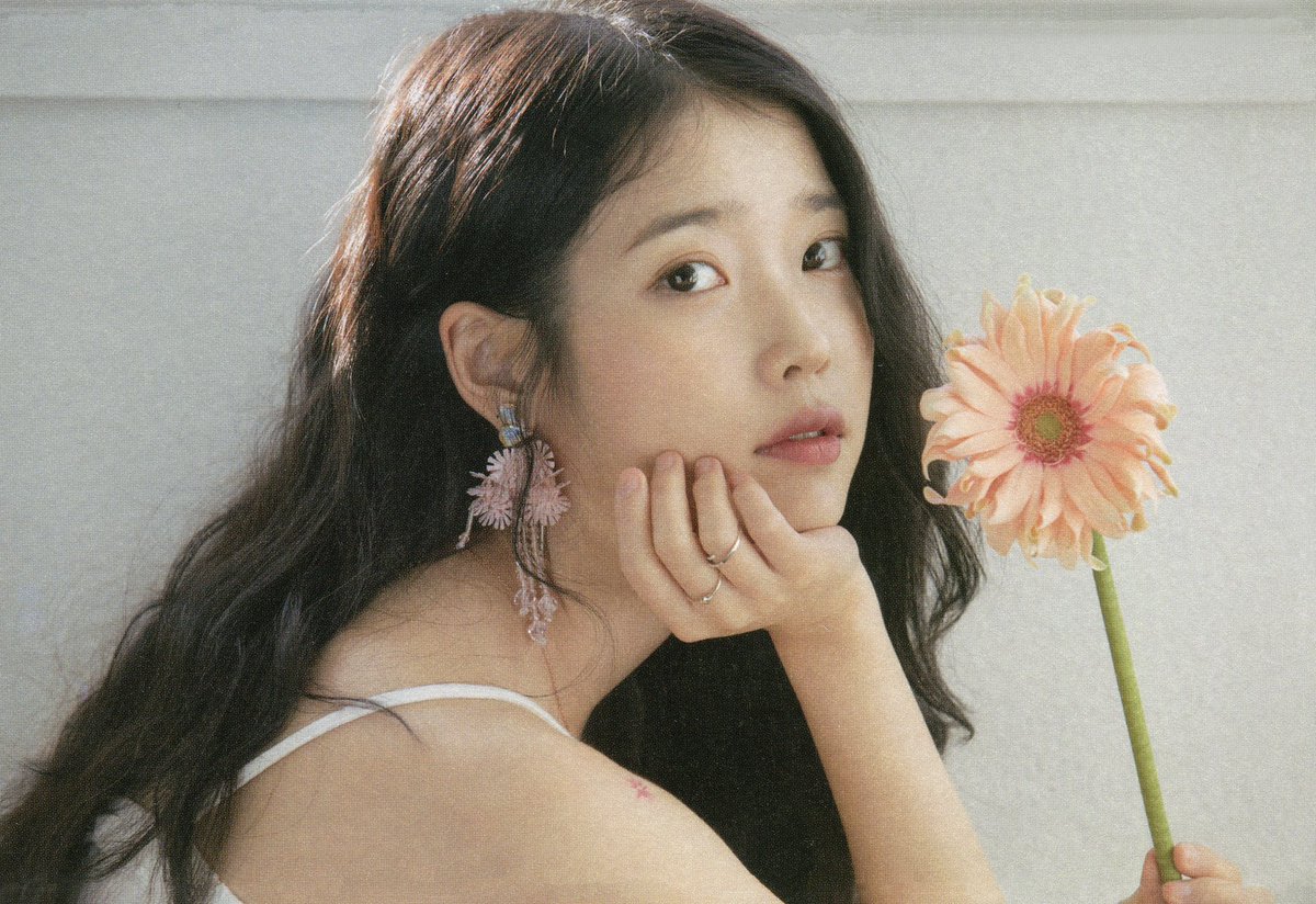 lyrical_IU's tweet photo. 아이유 언니는 전생이 꽃이었나 어쩜 이래 https://t.co/1NihDTVhd9