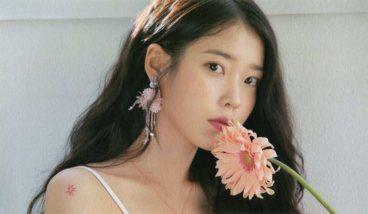 lyrical_IU's tweet photo. 아이유 언니는 전생이 꽃이었나 어쩜 이래 https://t.co/1NihDTVhd9