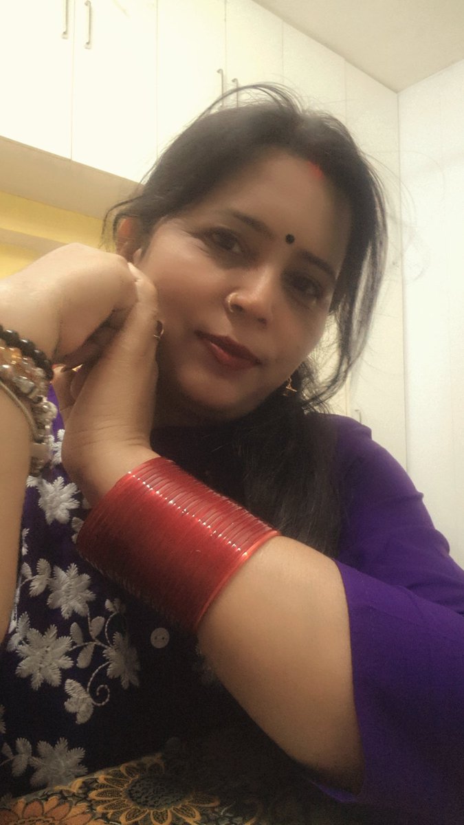 जहाँ शोर भी खुद से दूर होकर #बिखरता है…
फिर बस वही देखो जो दिल को भाता है,
वहीं असली आनंद चुपके से मिलता है।
जब कुछ भी अपने बस में नहीं रहता,
तभी खुद से मिलने का रास्ता खुलता है…
कभी-कभी हार में ही वो #सुकून होता है,
जो हर जीत से ज़्यादा सच्चा लगता है..
#स्त्री 
#जिंदगी