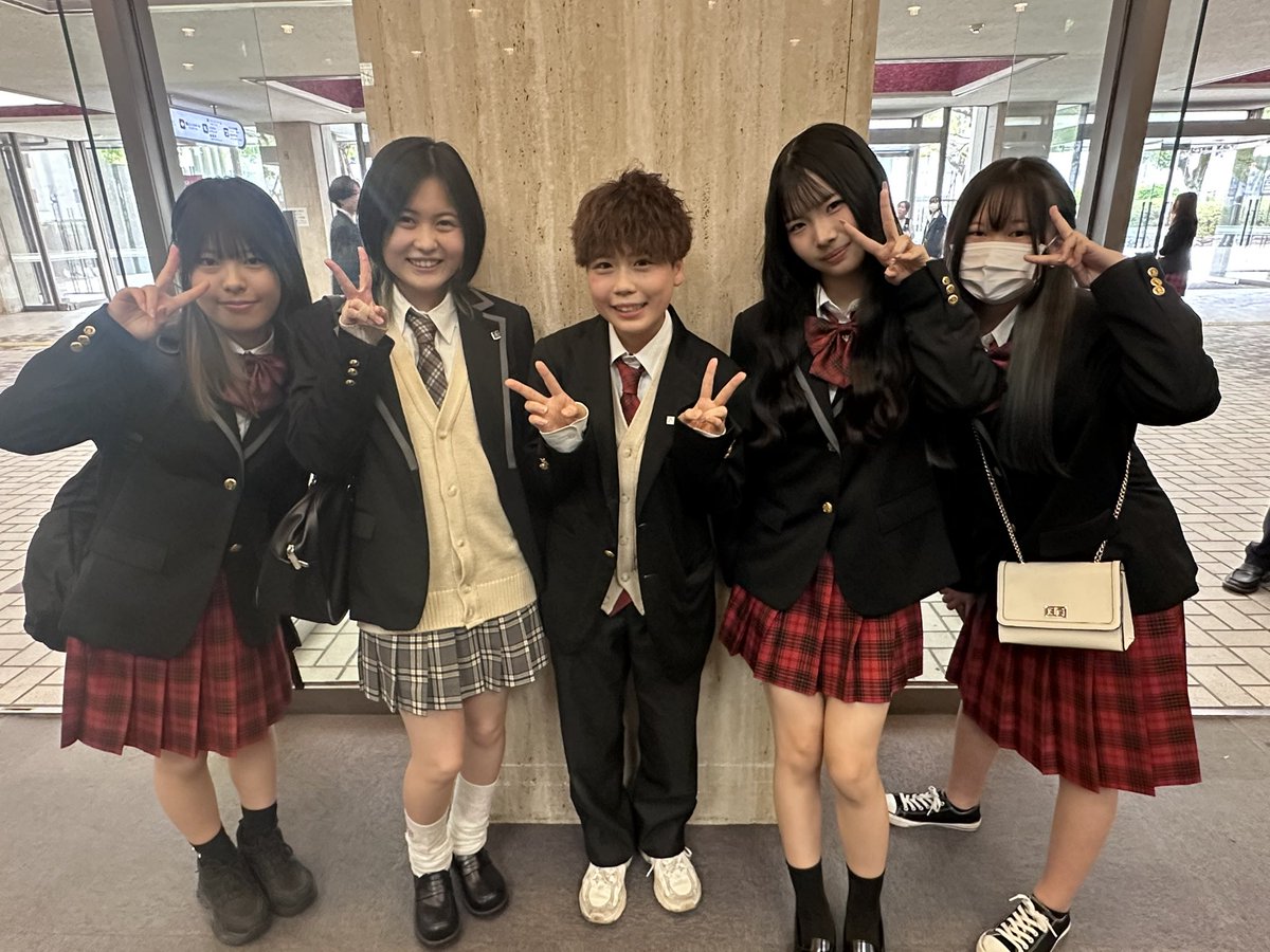 今日は入学式でした‼️今年度の入学者は233名。これから3年間、出会いや別れ、壁を乗り越えたり、挫折も味わったり、時には好きを見失ってしまったり、新しい好きに出会えたり、一生の友人ができたり、たくさんの経験がみんなを支え、成長させてくれます🙌一瞬一瞬を大切に過ごしていこうね😊
#愛芸
