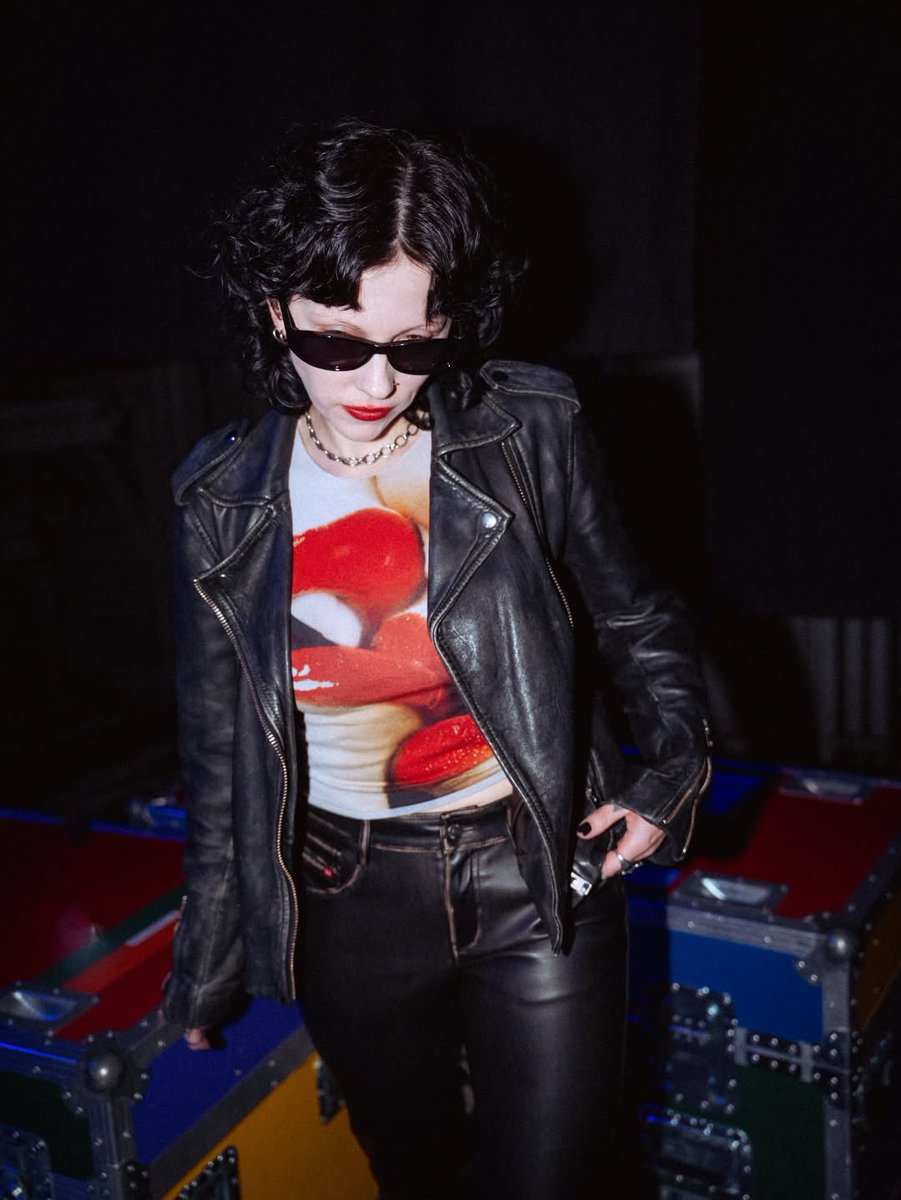 PALEWAVESLIVE's tweet image. TONIGHT Pale Waves play Unipol Arena in Bologna, Italy 🇮🇹 

Capacity - 20k 👥 

@palewaves 🖤 @Louis_Tomlinson 🍋 @LTHQOfficial 🙏🏻

#palewaves #palewavesxlouis #HDWGH #HDWGHBologna #HDWGHTBologna
