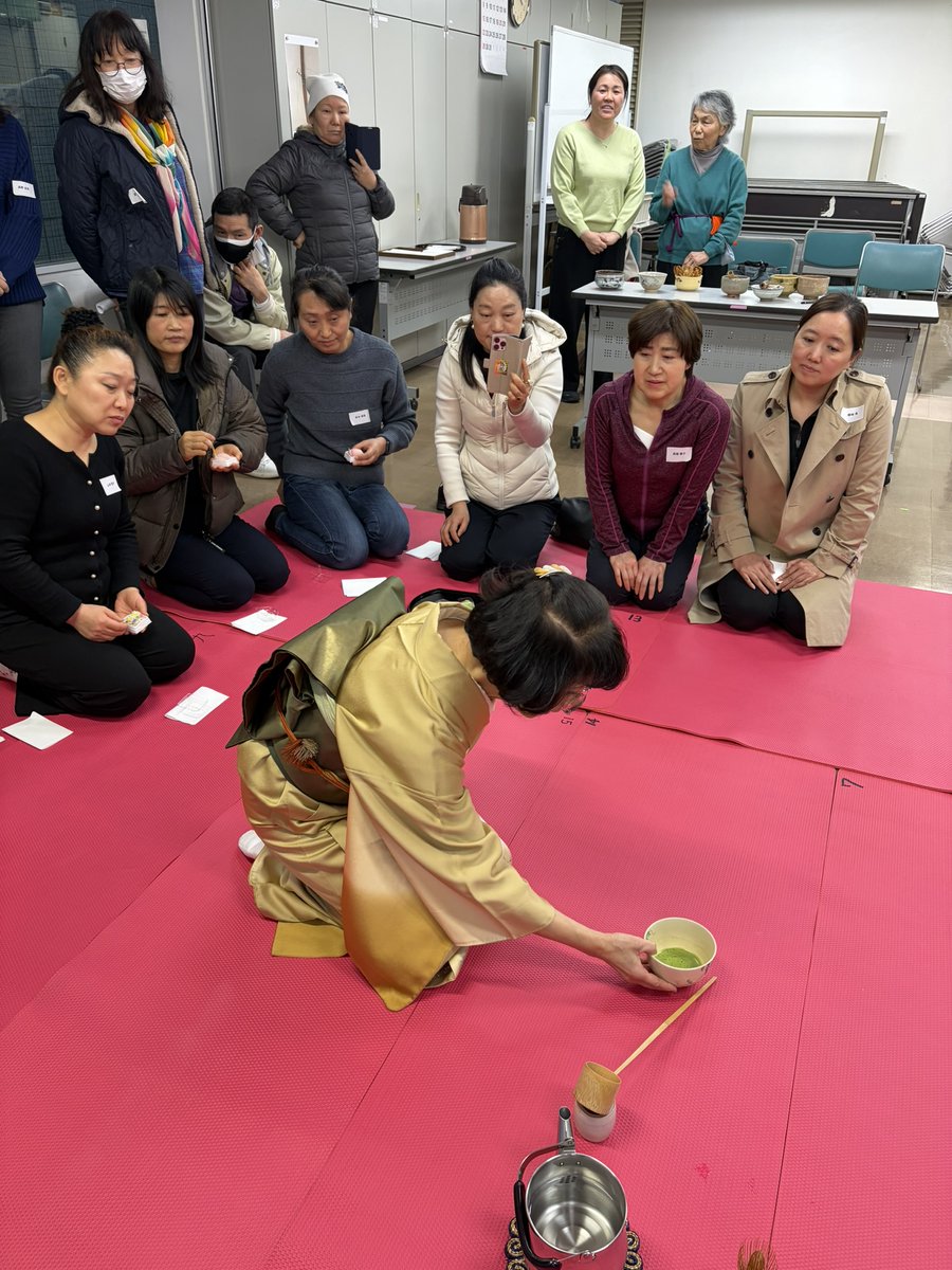 sien_center's tweet photo. 3/8（土）職業講話、テーマは「伝統文化」。茶道の歴史を学び、実際にお点前を体験しました。「平等」、「一期一会」と心得「もてなし」の気持ちを大切に、互いに「気遣う」等が、職業生活に生かされますように。 https://t.co/i8bT4ZxDYb