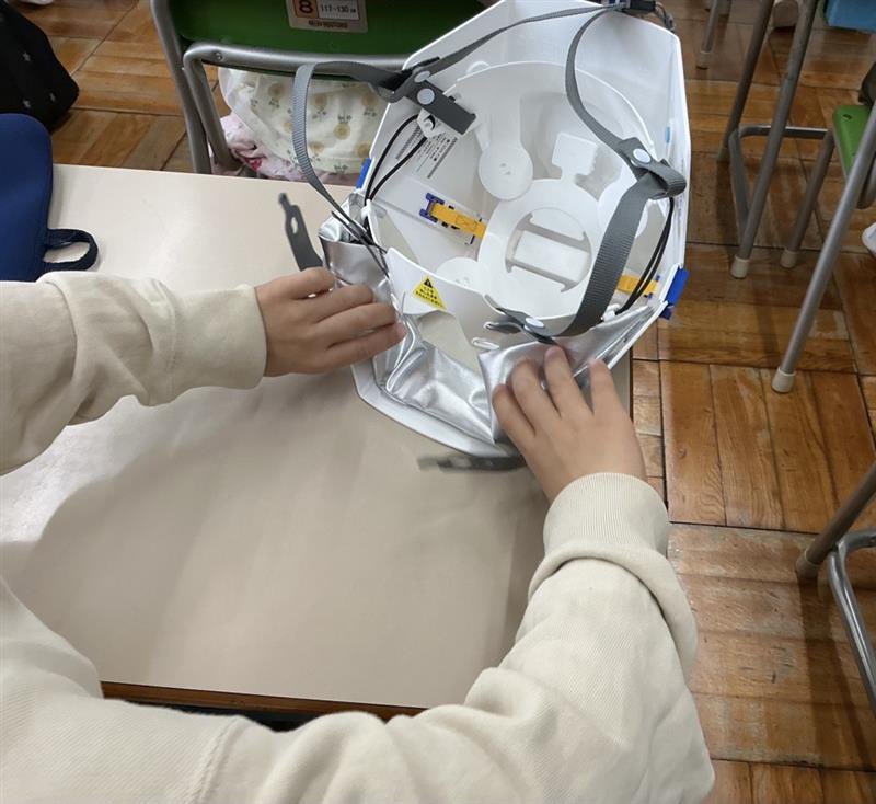 aoyamaes's tweet photo. 4月9日（木）今年度はじめての避難訓練を行いました。防災ヘルメットの被り方も練習しました。 https://t.co/8Fwy6ImbXk