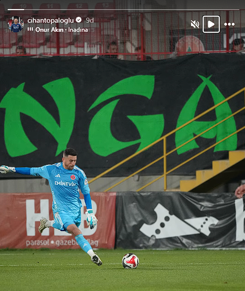 kirmizisaatcom's tweet photo. Kaptandan anlamlı paylaşım: "Döneceksin inadına"

Geçtiğimiz yıllarda Sakaryaspor kaptanlığını üstlenen başarılı kaleci Cihan Topaloğlu arkasında Tatangalar pankartının olduğu ve "Döneceksin inadına" şarkısını eklediği bir story paylaştı.

Topaloğlu'nun maçtan sonra koridorda da Sakaryasporlu futbolcu ve personelleri teselli ettiği öğrenildi.