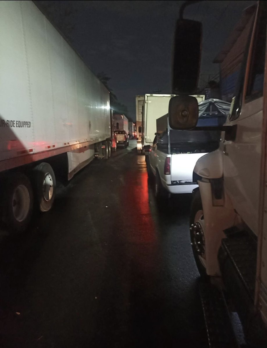 EdoMexInf's tweet photo. Abr 09, 2026 | 3:30 am | Autopista México - Querétaro | Continúa el colapso vial dirección CDMX, zona Cuautitlán Izcalli, tramo Alpura - Tepalcapa - San Martín Obispo. Reportan horas prácticamente detenidos. Elige carriles de alta. #Trafico #Caos #EdoMex https://t.co/iBqfigCG0b