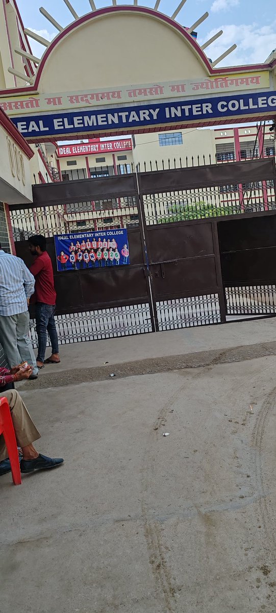 LakshyaPcs's tweet photo. ये देखिए लखनऊ में अभिभावकों को कैसे लूटा जा रहा है। ₹195 की किताब पर ₹295 का स्टिकर! Global Books, Arjunganj और Ideal Elementary School की मिलीभगत से ये गोरखधंधा चल रहा है। ₹8,334 का पेमेंट लिया पर पक्का बिल नहीं दिया। संज्ञान लें!
@AdminLKO @lkopolice @CMOfficeUP https://t.co/CfTZoSQeq0