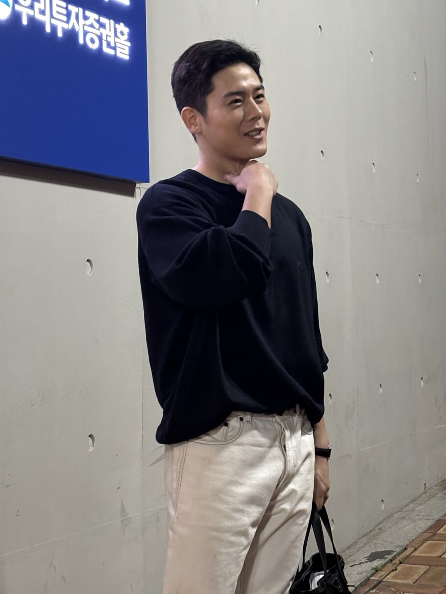 キムドンジュンは
すでに多数のミュージカル舞台で観客と対面した経験がある
ドングが持つ二つの顔をうまく表現した
帝国の子どもたちのリードボーカル出身らしく音程は安定しており発声に力がある
感情が爆発するシーンでも無理をしない熟練さを見せた

好評価✨

退勤挨拶でも温かい時間を
くれます