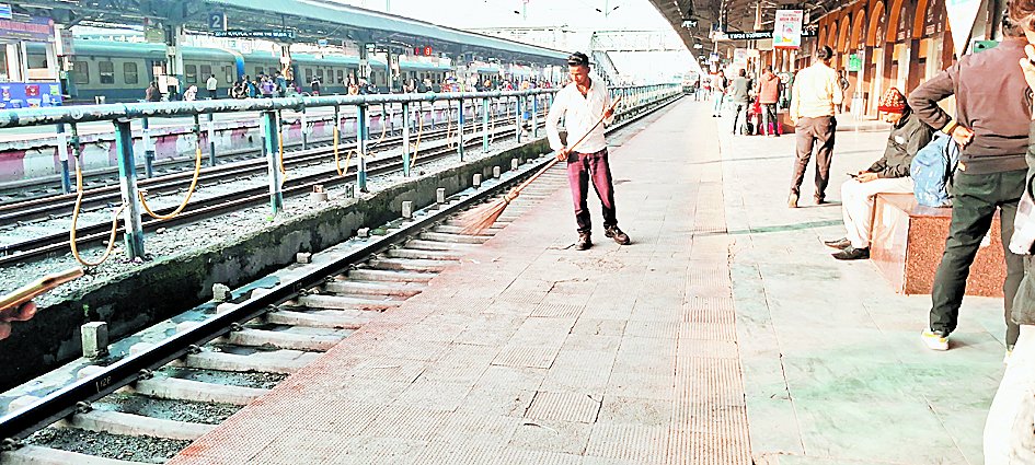 STARSAMACHAR's tweet image. सतना समेत जबलपुर मंडल के स्टेशनों में सफाई कर्मियों को समय पर वेतन नहीं मिलने पर रेलवे ने सात ठेकेदार कंपनियों को चेतावनी दी, बावजूद इसके स्टेशन की सफाई व्यवस्था अब भी लचर बनी हुई है
और जानें: starsamachar.com/railway-cleane…

#RailwayNews #SatnaStation #CleanlinessIssue #WorkersRights