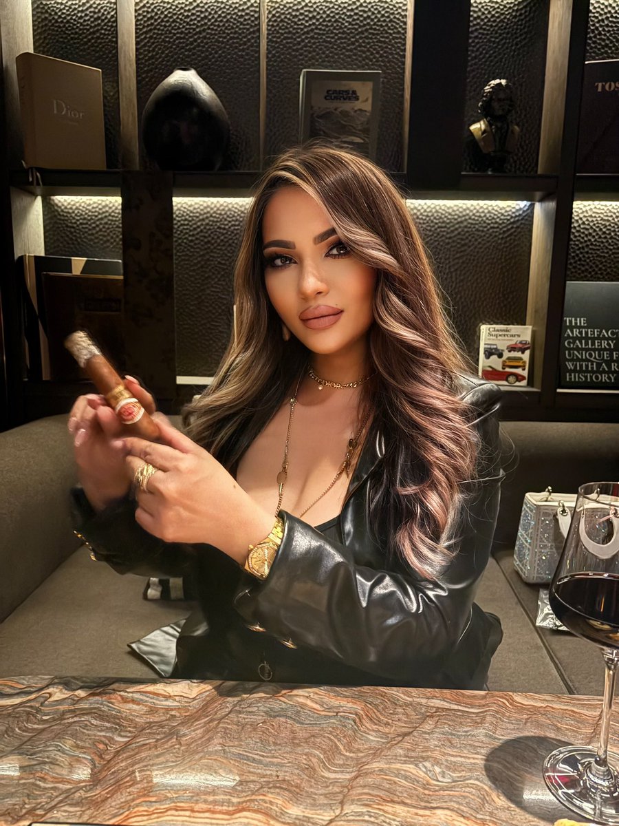 MirandaRansley's tweet photo. @Cigar Romeo y Julieta  @ Pair Cigar Lounge Dubai  @MirandaRansley https://t.co/Lr4in7kqrc