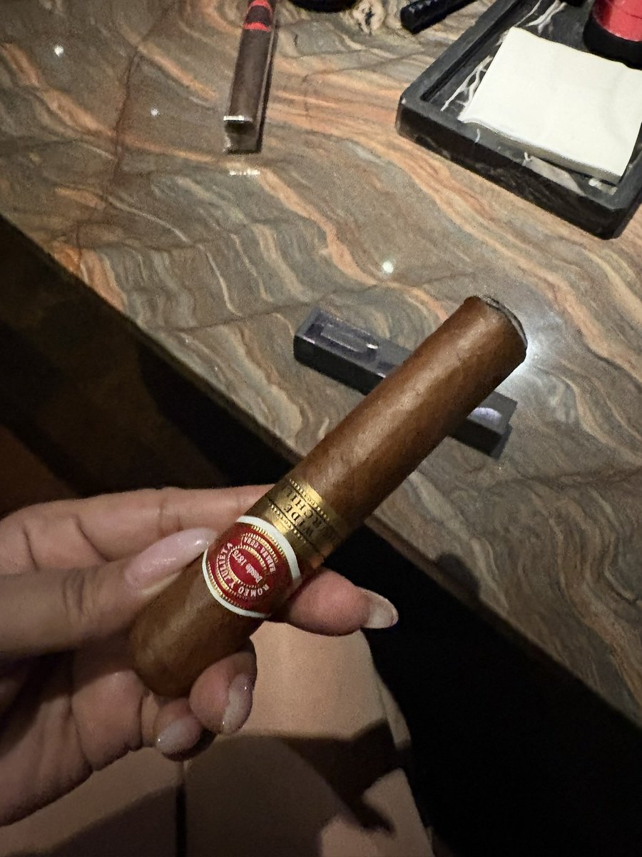 MirandaRansley's tweet photo. @Cigar Romeo y Julieta  @ Pair Cigar Lounge Dubai  @MirandaRansley https://t.co/Lr4in7kqrc
