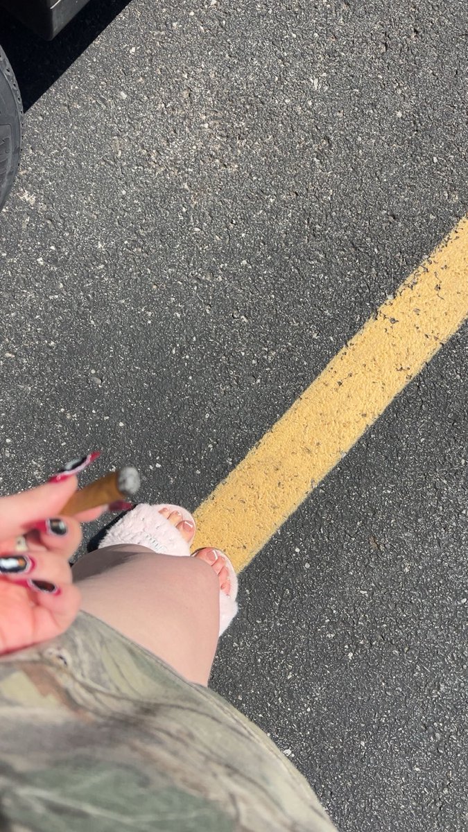 ladyohbitchuary's tweet photo. blunt n a fresh pedicure
#needdatagain https://t.co/NQURSSU38s