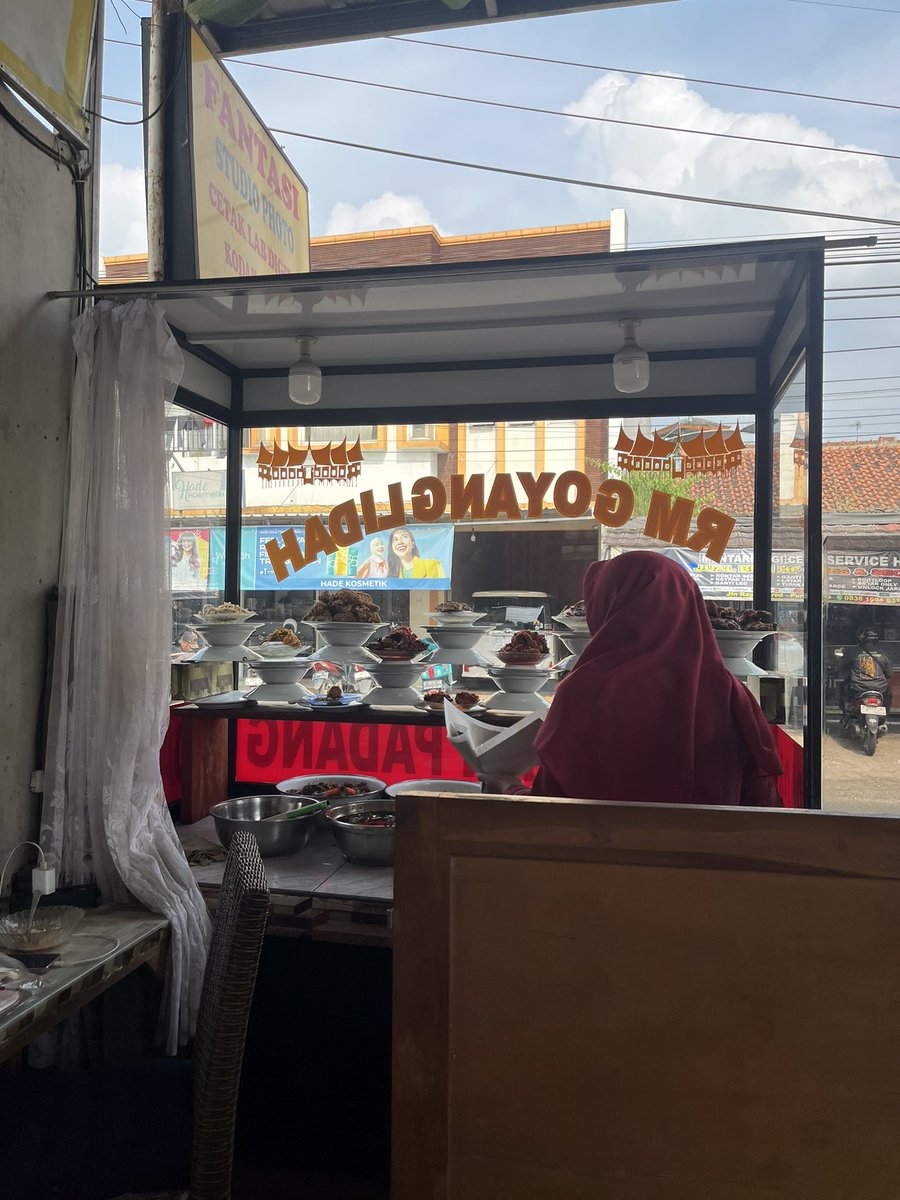 Sidejuuu's tweet photo. #latepost makan siang dengan naspad goyang lidah, emang bikin lidah bergoyang

Menormalisasi jalan kaki untuk jarak yang dekat-dekat saja, next beli sepeda kalcer sabi kali ya sekalian vlogging 😁

#ceritaharian #makansiang #nasipadang #plered #purwakarta https://t.co/gME1HjGjgv