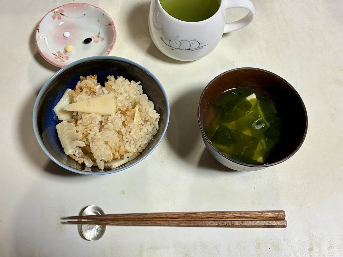 selfcontrorl's tweet photo. お疲れ様です😌
昨日と今日の晩ご飯です。

昨日　たけのこ尽くし
　　　　たけのこご飯
　　　　若竹汁
　　　　たけのこの煮物

今日　鉄板焼き

朝市で、大きな筍が500円で
あったので、ゲット😊
あく抜きして皮を剥いたら、
1キロ近くあったので😅
たけのこ尽くしにしてみました😅

#おうちごはん https://t.co/txs9mdaxQt