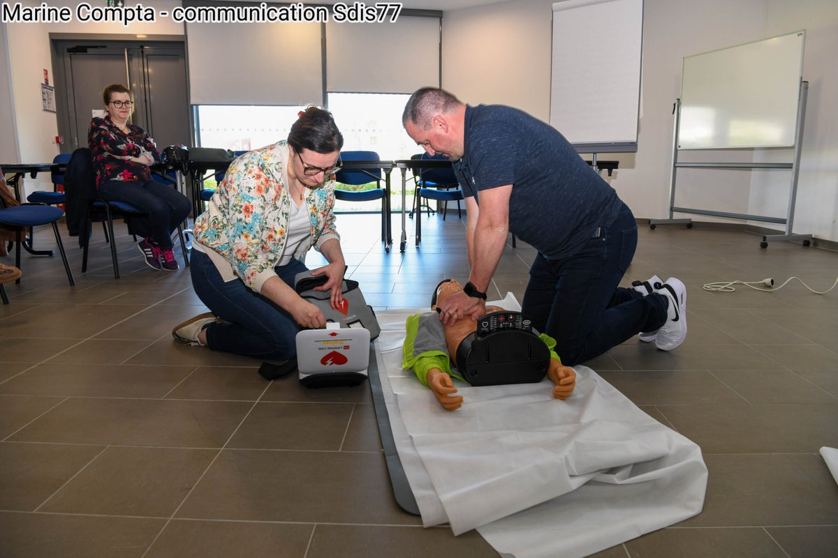 Sdis77's tweet image. [#PSC 🧑🏻‍🚒]

Hier, le #Sdis77 a accueilli Céline Platel, Directrice de cabinet du Préfet de #SeineEtMarne , ainsi que ses collaborateurs, pour une session de formation aux Premiers Secours Citoyen.

Cette journée d’apprentissage, a été assurée par un formateur de l’ #UDSP77.

Nous