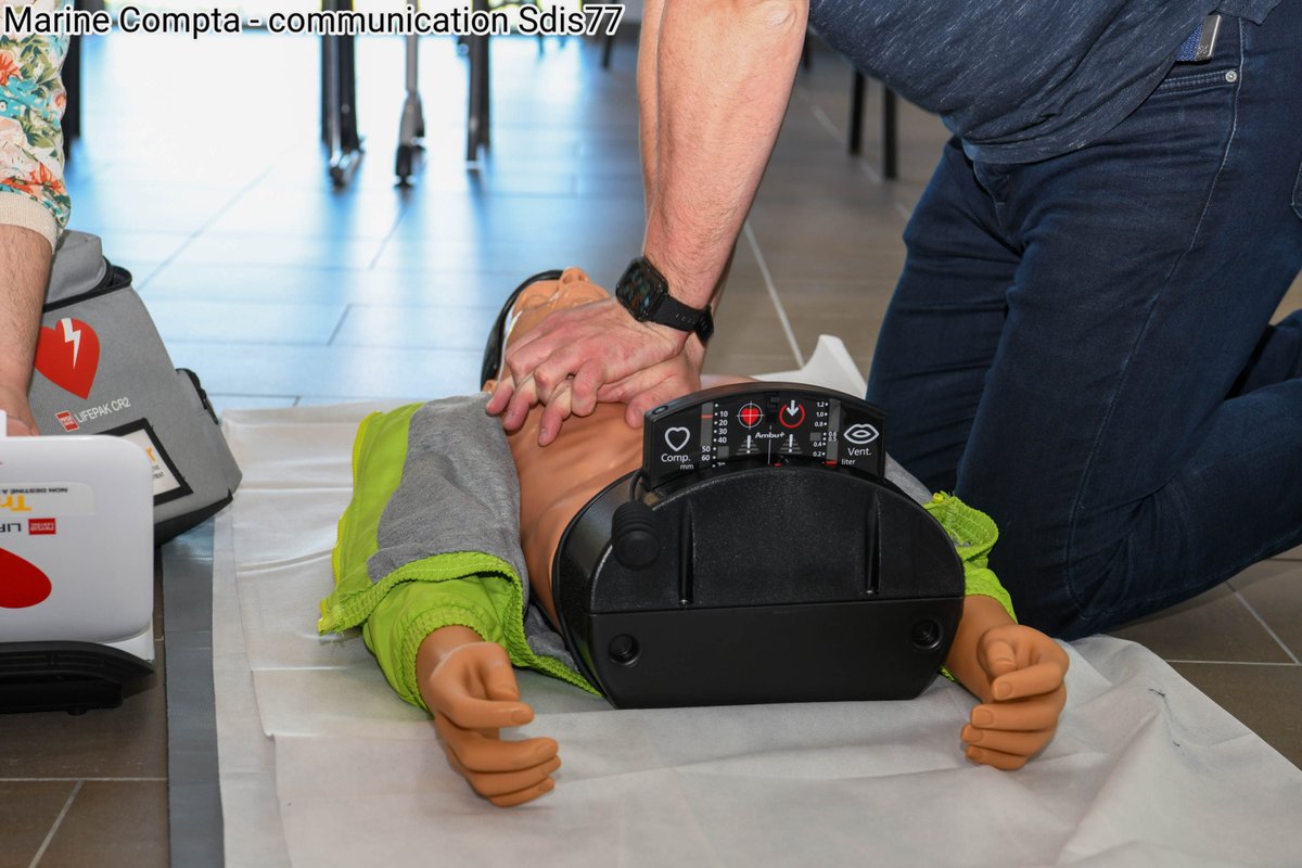 Sdis77's tweet image. [#PSC 🧑🏻‍🚒]

Hier, le #Sdis77 a accueilli Céline Platel, Directrice de cabinet du Préfet de #SeineEtMarne , ainsi que ses collaborateurs, pour une session de formation aux Premiers Secours Citoyen.

Cette journée d’apprentissage, a été assurée par un formateur de l’ #UDSP77.

Nous