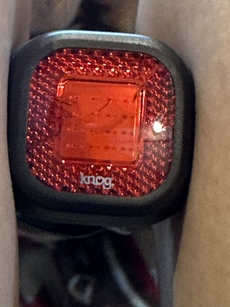 TshSki's tweet photo. 今日、猪苗代町の県道7号線東北シール前で、KNOGのリヤライトを拾いました。現物は拾得物として猪苗代警察署に届けました。心当たりあり方は受け取りに行ってくださいませ。
#KNOG https://t.co/yGjkooS8Hi