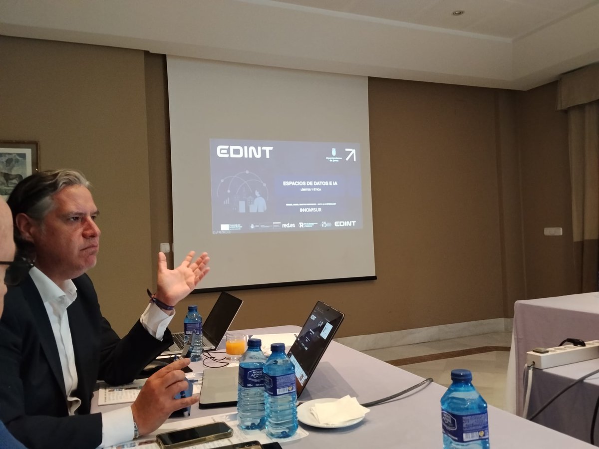 ITelligent_IT's tweet photo. 🤖☕ Hoy estamos en el "Café con Datos" de CEOD de #Jerez @ciudadjerez  el desayuno sectorial #EDINT @edint_femp 
🎯"Datos e #IA: Límites y Ética" con Miguel Ángel Martín, Data &amp; AI Specialist y Director de la Oficina CEOD. 
✨Encantados de haber asistido, ¡muy enriquecedor! https://t.co/kIpqMQH8Cc