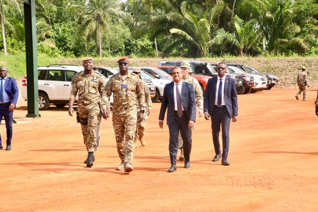 USEmbAbidjan's tweet image. Un nouveau tir de champ financé par les Etats-Unis a Jacqueville. Notre Chargé d’affaires Junaid Munir et le Général Tibé Bi ont marqué la remise d’un champ de tir de classe mondiale financé par les États-Unis à la base des Forces spéciales de Jacqueville, renforçant la capacité
