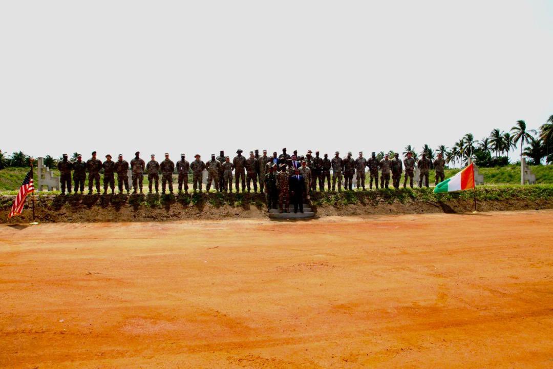 USEmbAbidjan's tweet image. Un nouveau tir de champ financé par les Etats-Unis a Jacqueville. Notre Chargé d’affaires Junaid Munir et le Général Tibé Bi ont marqué la remise d’un champ de tir de classe mondiale financé par les États-Unis à la base des Forces spéciales de Jacqueville, renforçant la capacité