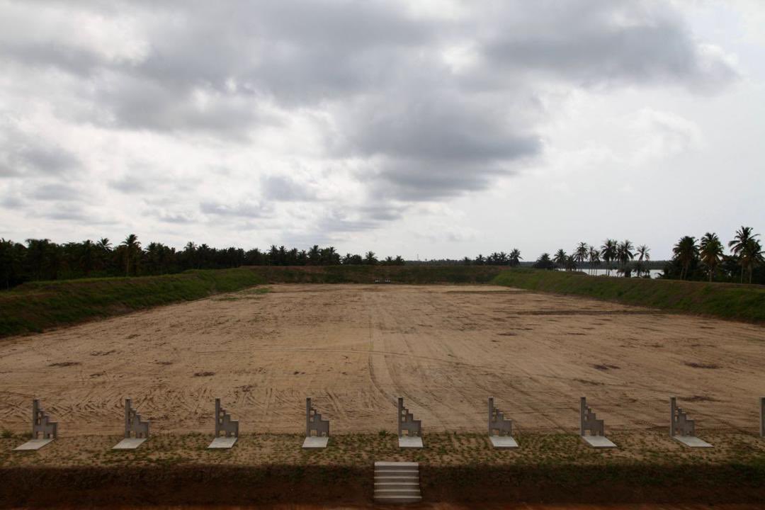USEmbAbidjan's tweet image. Un nouveau tir de champ financé par les Etats-Unis a Jacqueville. Notre Chargé d’affaires Junaid Munir et le Général Tibé Bi ont marqué la remise d’un champ de tir de classe mondiale financé par les États-Unis à la base des Forces spéciales de Jacqueville, renforçant la capacité