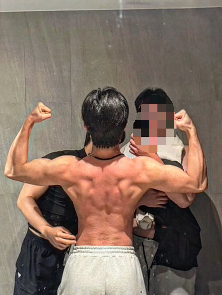 snow_man2002's tweet photo. 남자들은 화장실에서 다 이래요
(아마두요😗) https://t.co/p06O6BFnOu