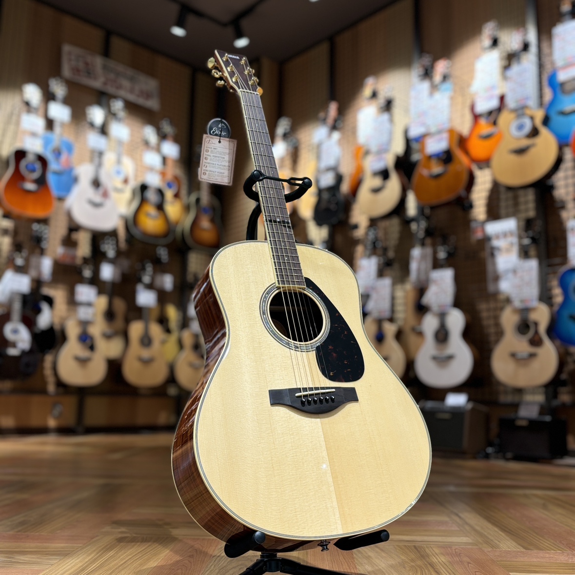 shima_toyokawa's tweet image. ヤマハの大定番アコギ「#LL6 ARE」が入荷しました！🎸

独自の「A.R.E.」加工による、長年弾き込まれたような豊かな鳴りが魅力。
ピックアップ搭載でライブや動画配信にも即戦力です✨

ぜひ店頭でこの響きを体感してください。

#YAMAHA  #島村楽器 #豊川 #ギター #教室