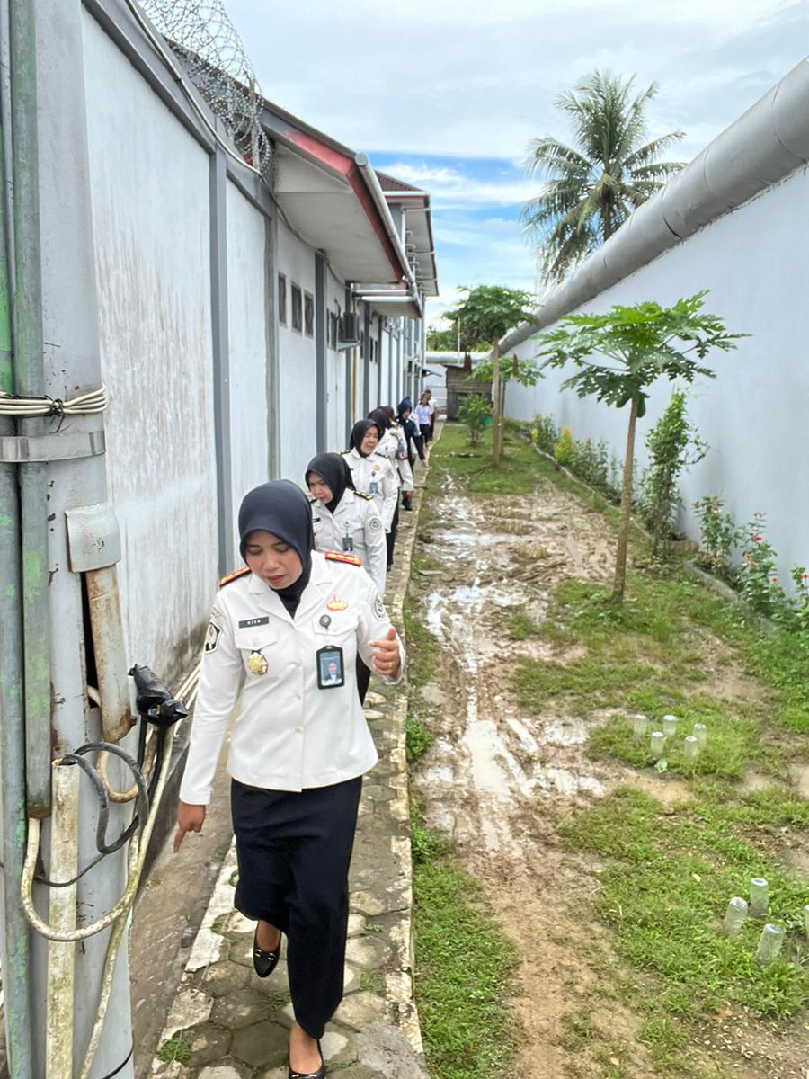 LppTenggarong's tweet image. Deteksi Dini Area Branggang Lapas Perempuan Kelas IIA Tenggarong Dilaksanakan Secara Optimal

#kemenimipas
#guardandguide
#ditjenpas
#pemasyarakatan
#PembinaanWBP
#keamanan