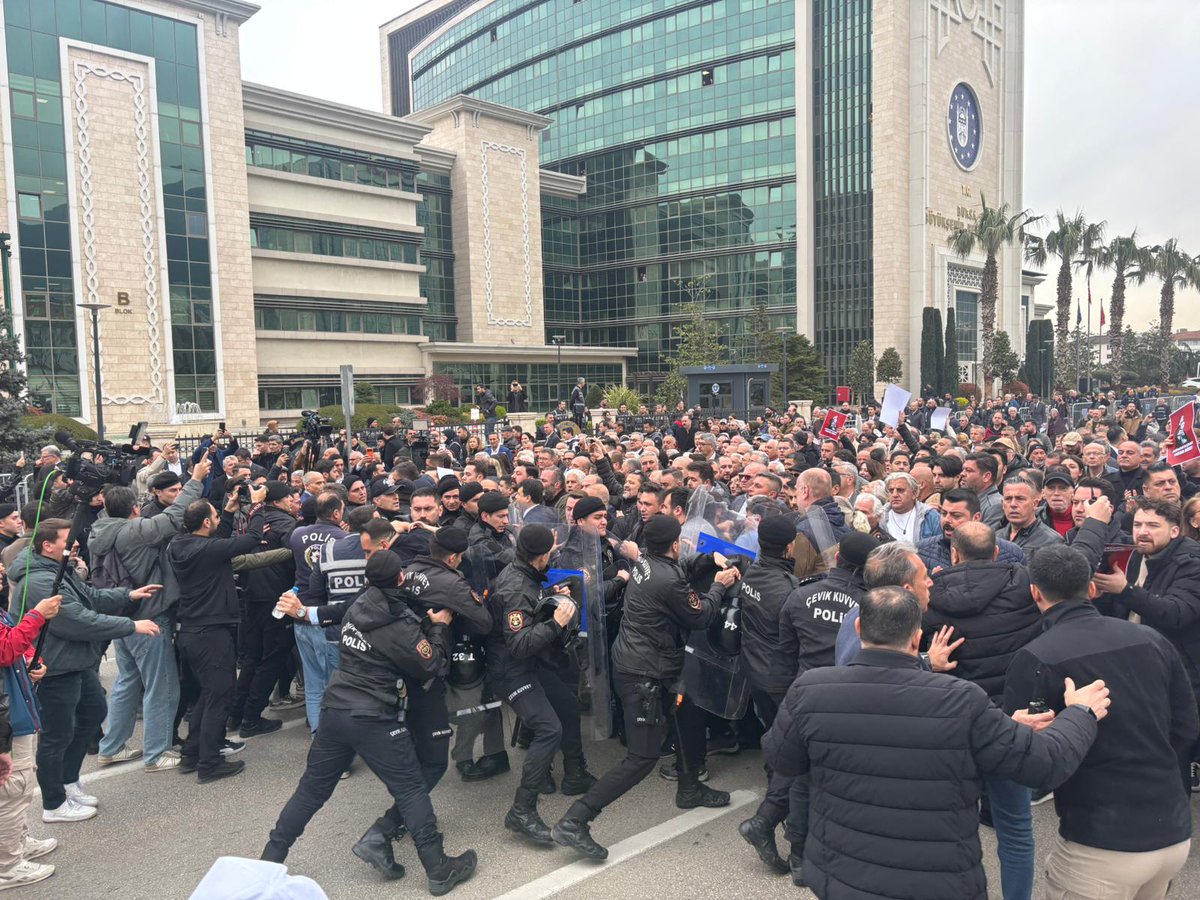 CHP, Bursa Büyükşehir Belediyesinde başkan vekili seçimi öncesi bir araya gelen CHP'lilere ve yurttaşlara polis biber gazıyla 2 kez müdahale etti

CHP'liler ve yurttaşlar salona alınamamaları üzerine  partinin il başkanlığına yürüyüşe geçti, polis yürüyüşe de  müdahale etti