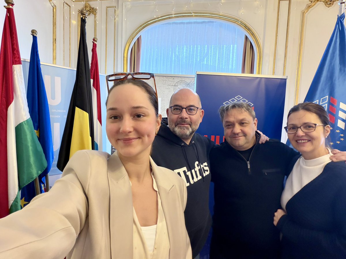 tamasivankovacs's tweet image. A great pleasure to host my friend and #Ambassador (colleague in Algeria 🇩🇿) Gábor Szarka, our 🇭🇺🇧🇪🇱🇺 #Embassy’s former military attache and his family visiting #Brussels at the Residence. Fascinating discussion on all things #Belgium, #Algeria and #Hungary.