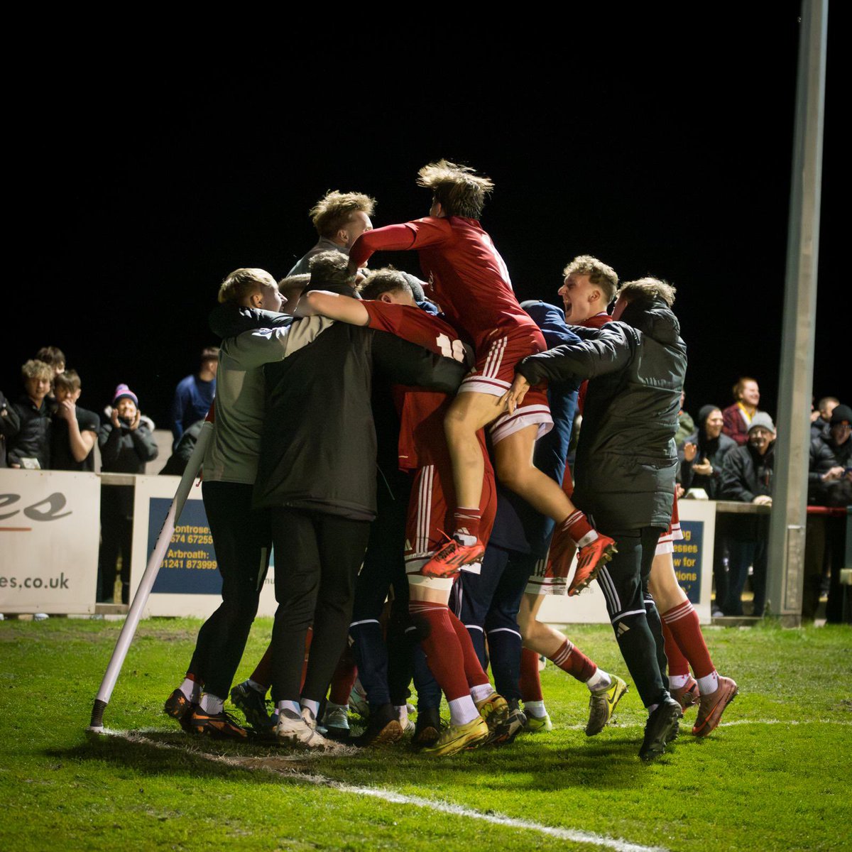 brorarangers's tweet photo. 😍 The scenes when Connall Ewan netted the winner in last night’s win over Brechin City which sets up a title decider on Saturday!

📸 @yabba61 https://t.co/0mHgGO2Np5