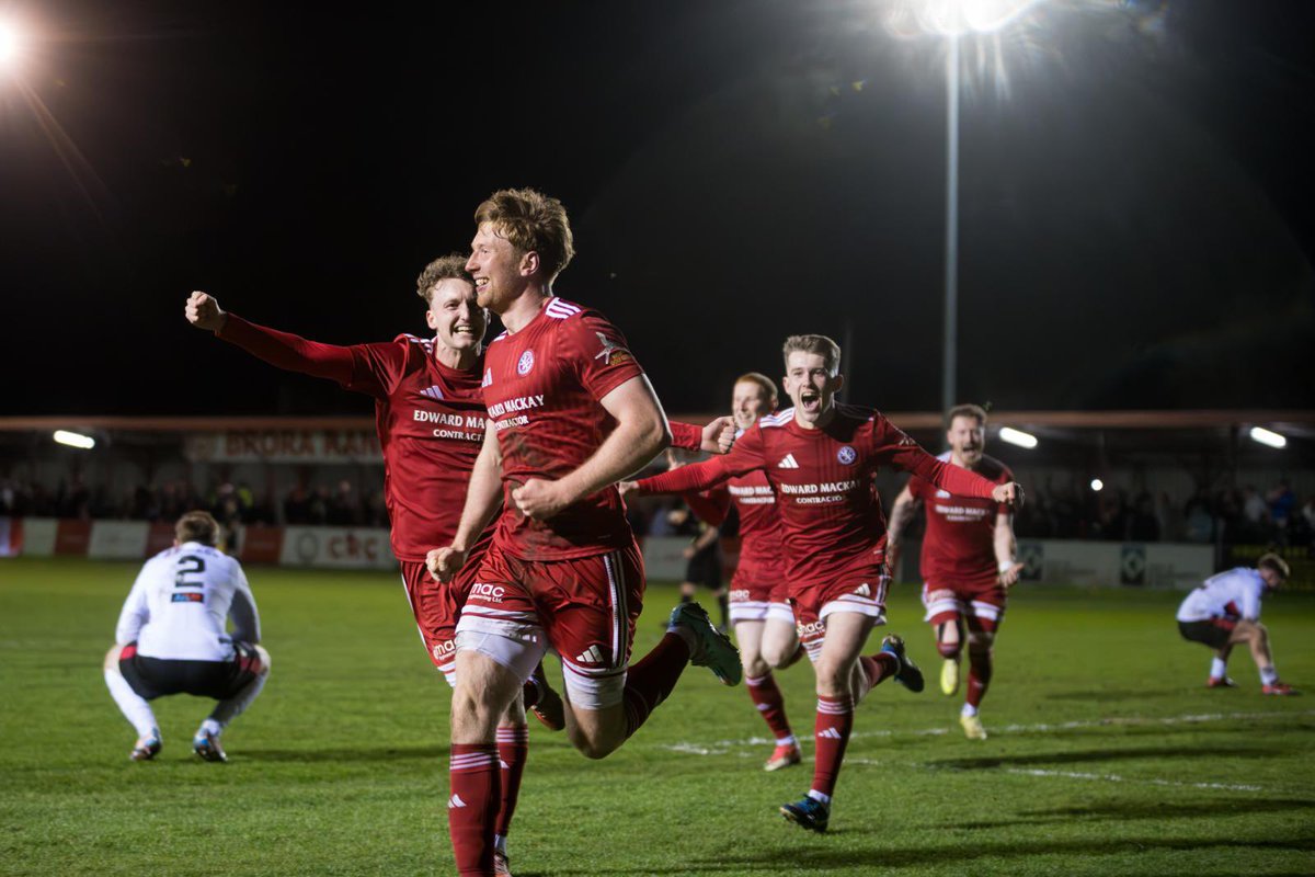 brorarangers's tweet photo. 😍 The scenes when Connall Ewan netted the winner in last night’s win over Brechin City which sets up a title decider on Saturday!

📸 @yabba61 https://t.co/0mHgGO2Np5