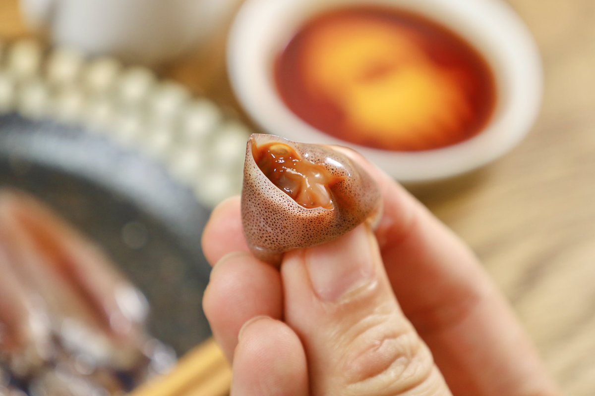 どうしても生のホタルイカが食べたい…と色々探しまして…ついに念願のホタルイカの刺身を食べました😭

うんまーーーっ✨味噌が濃い！プニコリ食感！

−60度で冷凍しているので寄生虫の心配もないらしい！醤油もいいけど、ごま油＋塩＋にんにくで食べるのも最高でした(愛場商店って調べると出てくる)
